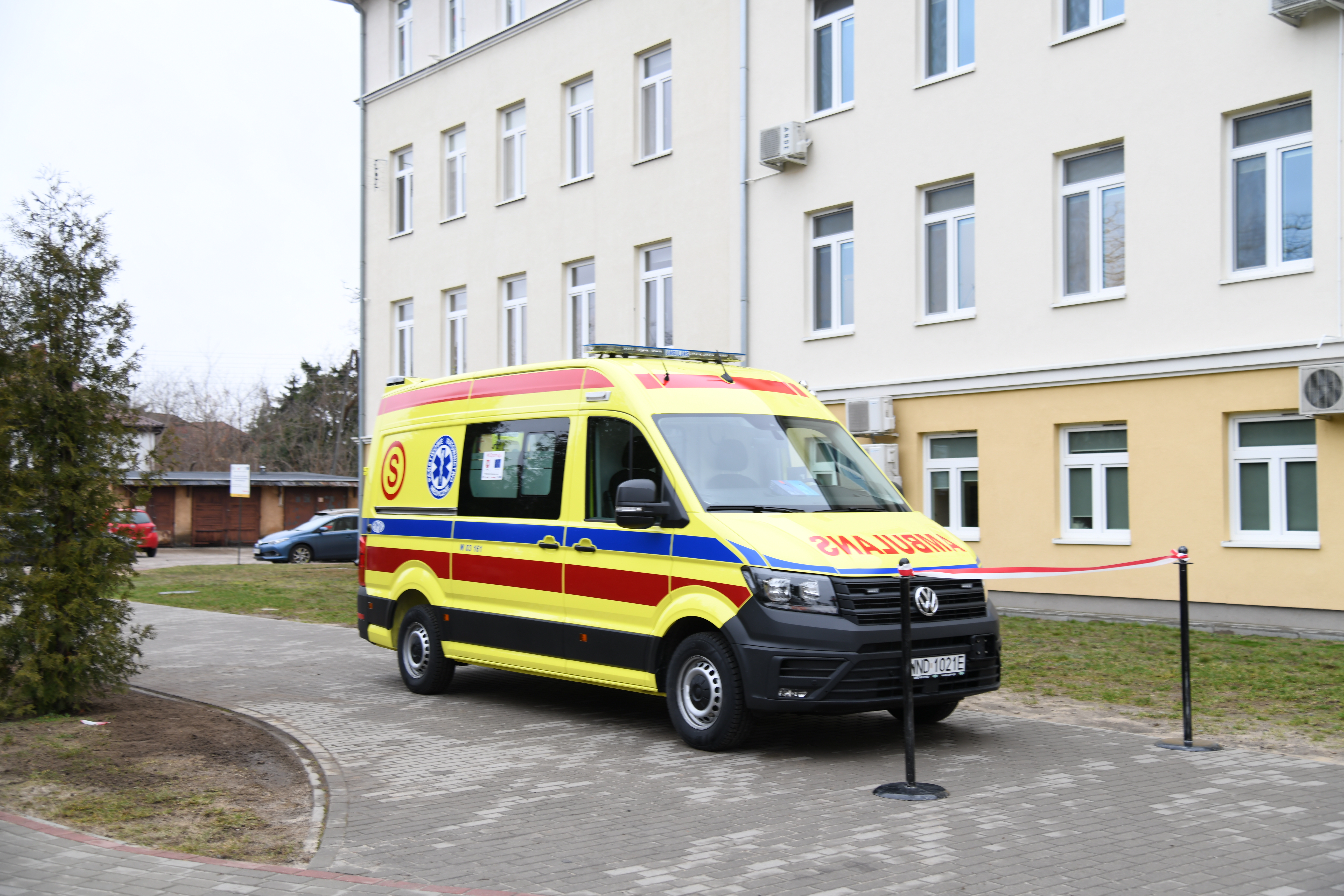 Uroczystość odbioru przekazanego przez Urząd Marszałkowski ambulansu oraz inwestycji Termomodernizacji budynku Laboratorium